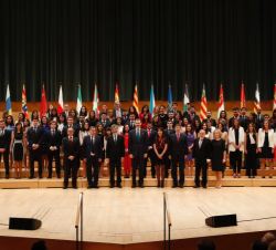 Su Majestad el Rey los miembros de la LXVII Promoción de la Carrera Judicial y el claustro de profesores 