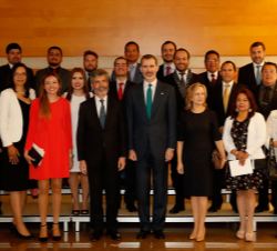 Su Majestad el Rey con los jueces iberoamericanos que se encuentran realizando un curso en la Escuela Judicial