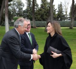Su Majestad la Reina recibe el saludo del director del Campus del IESE Business School en Madrid, Francisco Iniesta