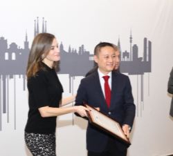 Su Majestad la Reina hace entrega del galardón al presidente de Chengwei Capital, Eric Li