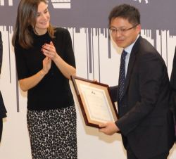 Tony Jing, CEO de Huawei España recoge, de manos de Su Majestad la Reina, el galardón otorgado a la presidenta de Huawei, Sun Yafang