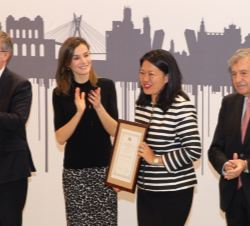 Su Majestad la Reina tras hacer entrega de su distinción a la presidenta de Bayer Group Greater China y de Bayer (China), Celina Chew