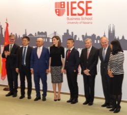 Su Majestad la Reina junto a los premiados y autoridades invitadas a la segunda edición del "Internacional Friendship Award"