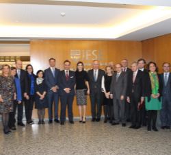 Doña Letizia al término del acto, junto a personal del IESE Business School en Madrid