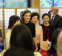 Doña Letizia conversa con los invitados al acto, al término del mismo