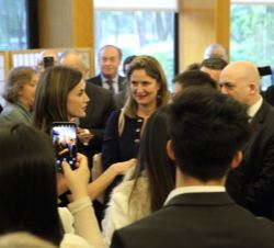 Doña Letizia charló con antiguos alumnos del IESE Business School en Madrid presentes en el Campus