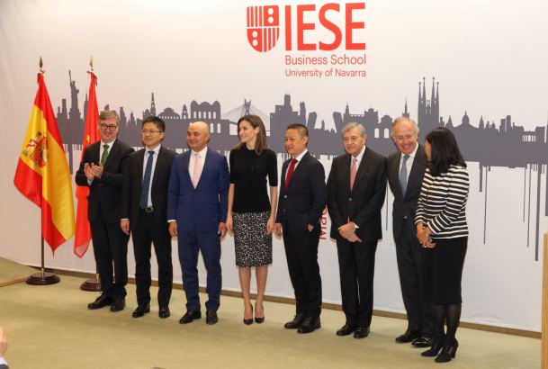 Su Majestad la Reina junto a los premiados y autoridades invitadas a la segunda edición del 