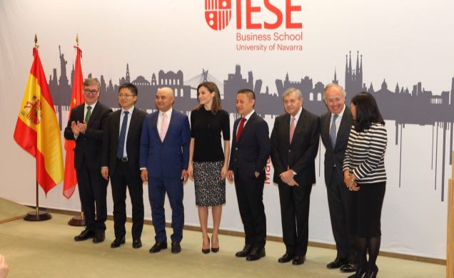 Su Majestad la Reina junto a los premiados y autoridades invitadas a la segunda edición del "Internacional Friendship Award"