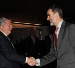 Sus Majestad el Rey recibe el saludo del ministro de Educación Cultura y Deporte, Iñígo Méndez de Vigo