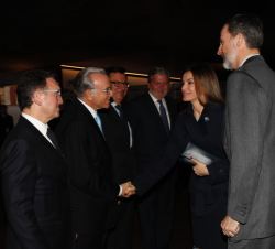 Sus Majestades los Reyes durante los saludos de bienvenida, junto a los ministros Iñígo Méndez de Vigo y Román Escolano; el presidente de la Fundación