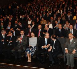 Don Felipe y Doña Letizia ocupan su lugar en la primera fila de asientos del auditorio de CaixaForum Madrid