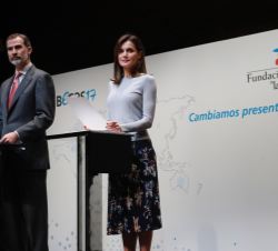 Sus Majestades los Reyes en el escenario del auditorio de CaixaForum Madrid