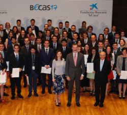 Sus Majestades los Reyes junto a los becados