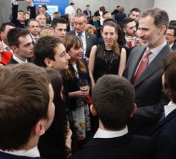 Don Felipe conversa con los asistentes a la finalización del acto
