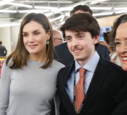 Doña Letizia junto a los asistentes