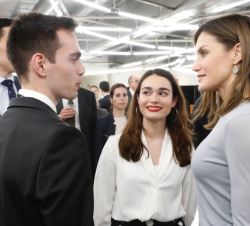 Doña Letizia conversa con asistentes al evento