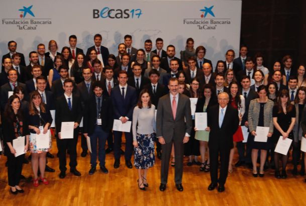 Sus Majestades los Reyes junto a los becados