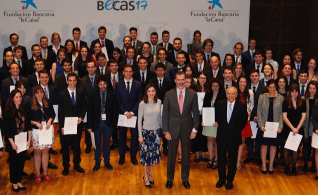 Sus Majestades los Reyes junto a los becados