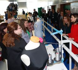 Doña Letizia durante el recorrido en la especialidad de tecnología de la moda