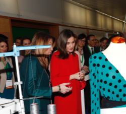 Doña Letizia durante el recorrido en la especialidad de tecnología de la moda
