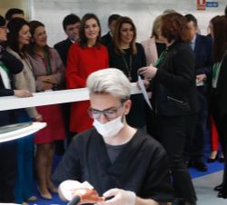 Doña Letizia durante el recorrido en la especialidad de tecnología de la moda