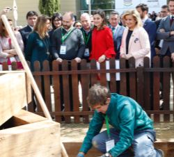 Doña Letizia durante el recorrido en la especialidad de tecnología de jardinería paisajística; carpintería y ebanistería