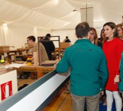 Doña Letizia durante el recorrido en la especialidad de tecnología de jardinería paisajística; carpintería y ebanistería