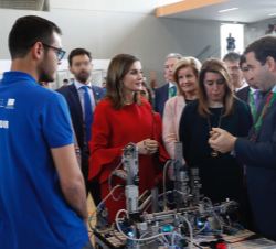 Doña Letizia durante el recorrido en la especialidad de servicios de restauración y bar y mecatrónica