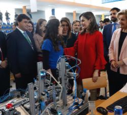 Doña Letizia durante el recorrido en la especialidad de servicios de restauración y bar y mecatrónica