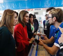 Doña Letizia durante el recorrido en la especialidad de mecatrónica