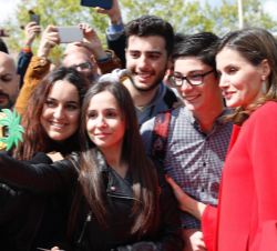Doña Letizia recibe el saludo de las personas asistentes, a la finalización del acto