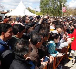 Doña Letizia recibe el saludo de las personas asistentes, a la finalización del acto