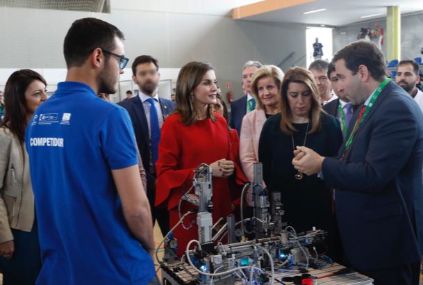 Doña Letizia durante el recorrido en la especialidad de servicios de restauración y bar y mecatrónica