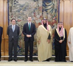 Don Felipe junto al Principe Heredero de Arabia Saudí, Mohammed Bin Salman Bin Abdulaziz Al-Saud, y las delegaciones española y saudí