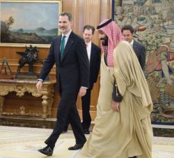 Su Majestad el Rey y el Principe Heredero de Arabia Saudí, se dirigen al despacho de Don Felipe