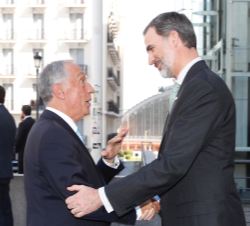 Don Felipe junto al Presidente Rebelo de Sousa a su llegada al Museo Nacional Centro de Arte Reina Sofía