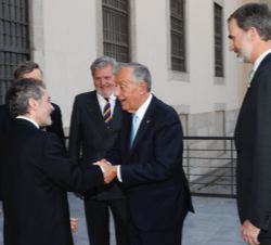 Su Majestad el Rey y el Presidente de Portugal durante los saludos de bienvenida