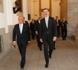Don Felipe y el Presidente Rebelo de Sousa se dirigen al interior del Museo Nacional Centro de Arte Reina Sofía para visitar la exposición “Pess