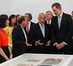 Don Felipe y el Presidente Rebelo de Sousa conversan sobre una de las obras expuestas
