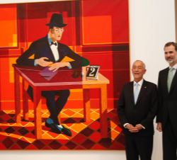 Don Felipe y el Presidente Rebelo de Sousa frente al retrato de Pessoa