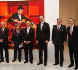 Su Majetad el Rey y el el Presidente de la República Portuguesa junto a las autoridades asistentes frente al retrato de Pessoa