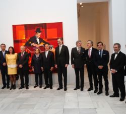 Su Majetad el Rey y el el Presidente de la República Portuguesa junto a las autoridades asistentes frente al retrato de Pessoa