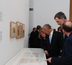 Don Felipe y el Presidente Rebelo de Sousa durante el recorrido de la exposición “Pessoa. Todo arte es una forma de literatura”