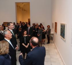 Don Felipe y el Presidente Rebelo de Sousa durante el recorrido de la exposición “Pessoa. Todo arte es una forma de literatura”