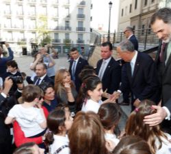 Don Felipe y el Presidente Rebelo de Sousa junto a las personas que les esperaban a la salida del Museo Nacional Centro de Arte Reina Sofía