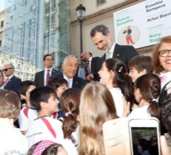 Don Felipe y el Presidente Rebelo de Sousa junto a las personas que les esperaban a la salida del Museo Nacional Centro de Arte Reina Sofía