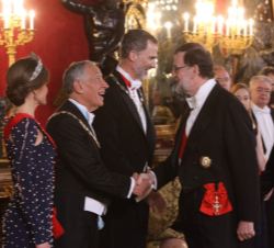 Su Excelencia Marcelo Rebelo de Sousa, Presidente de la República Portuguesa, recibe el saludo del presidente del Gobierno, Mariano Rajoy