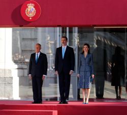 Sus Majestades los Reyes junto a Su Excelencia el Presidente de la República Portuguesa, Marcelo Rebelo de Sousa durante la interpretación de los himn