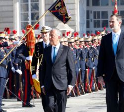 Su Majestad el Rey y Su Excelencia el Presidente de la República Portuguesa, Marcelo Rebelo de Sousa, durante la revista al batallón de la Guardia Rea