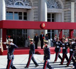 Sus Majestades los Reyes junto a Su Excelencia el Presidente de la República Portuguesa, Marcelo Rebelo de Sousa, durante el desfile de la Guardia Rea